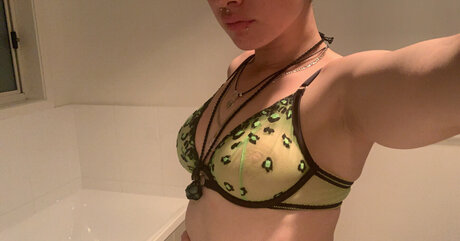 a very2 2 pornstar top img