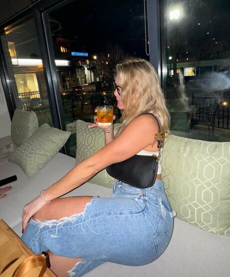 Morena de grandes tetas onlyfans exclusiva de alta calidad fotos