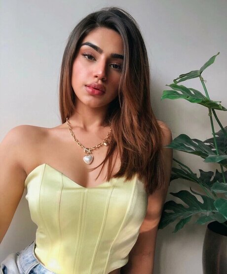 Pakhi Gadh nus de stars du porno archive