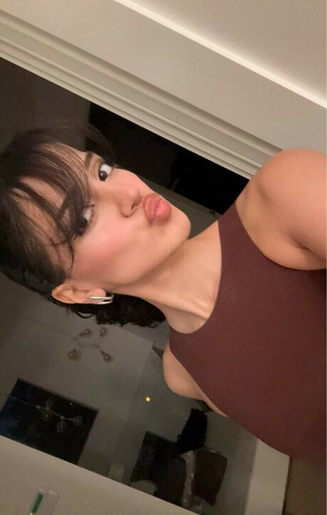 Melody Oz modelo gratis imágenes