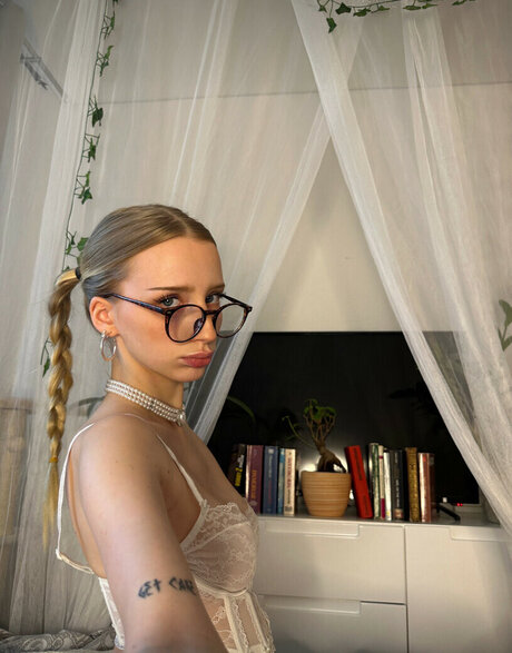 charlottteeee naked pornstar gallery