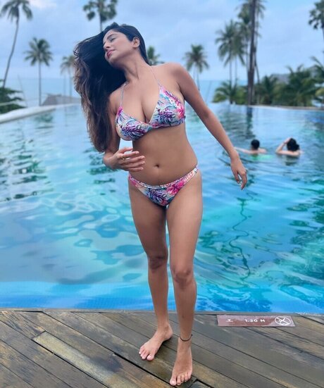 Kate Sharma hermosa actriz imágenes