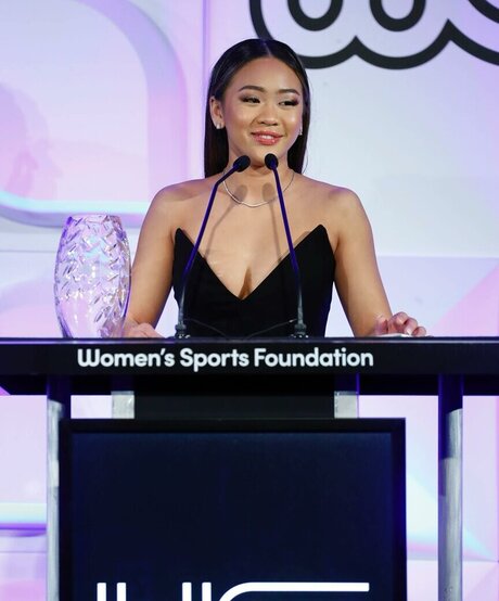 Suni Lee actriz atractiva imagen