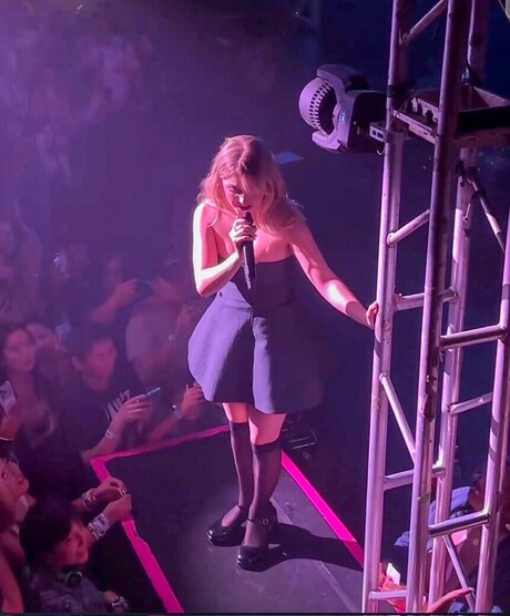 Mckenna Grace modèle nu collection