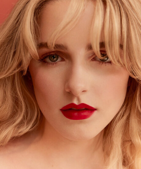 Mckenna Grace modelo adulto fotos