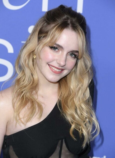 Mckenna Grace actriz caliente fotos