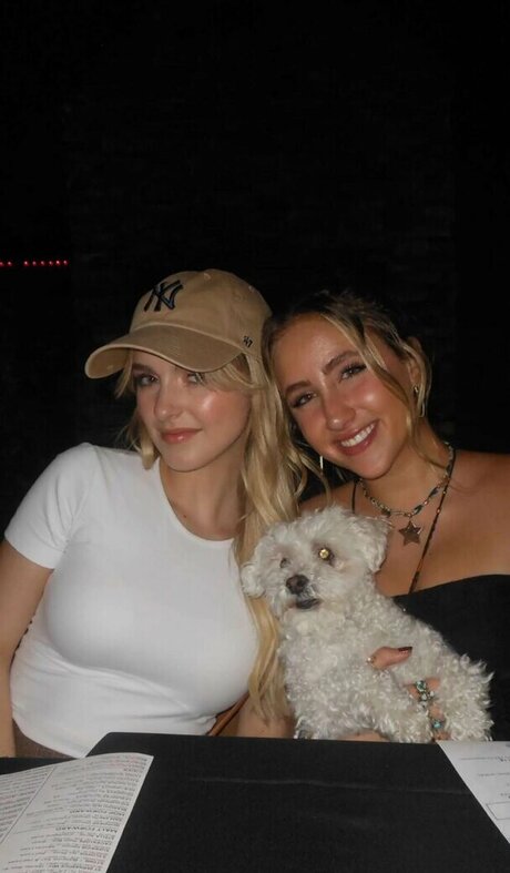 Mckenna Grace estrella del arte fotos