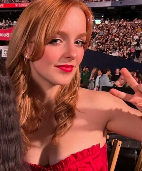 Mckenna Grace modelo imagen