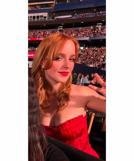 Mckenna Grace estrella del arte foto