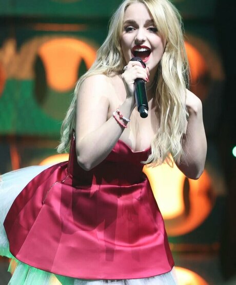 Mckenna Grace modèle magnifique des photos