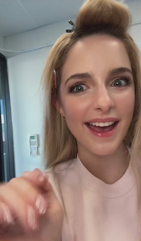 Mckenna Grace modelo sexy archivo