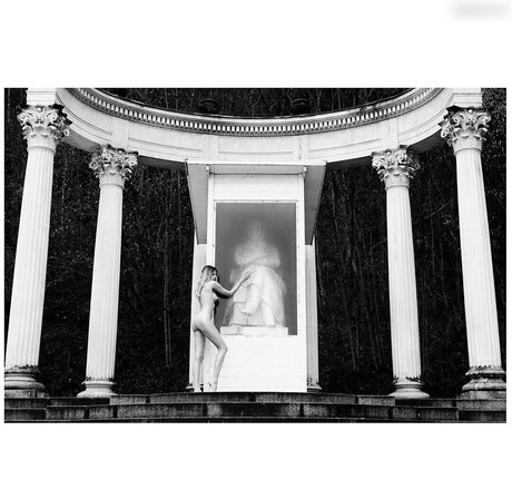 Simone Sevignani modelo libre galerías