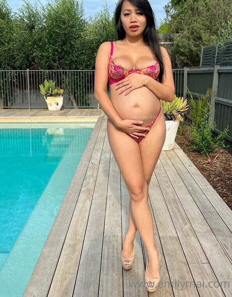 Emily Mai estrella porno en alta definición imagen