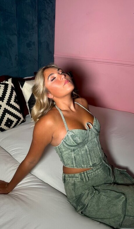 Rosie McClelland actrice chaude images