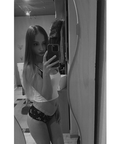 Nicki Anna modelo adulto imágenes