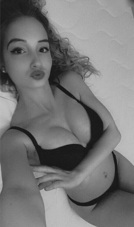 Nicki Anna modèle sympa collection