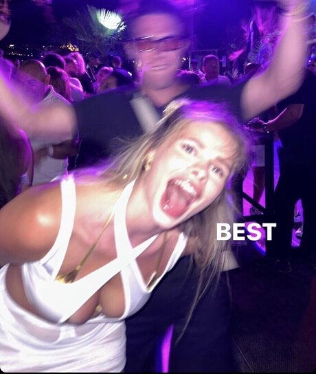 Larissa Neumann estrella porno caliente foto