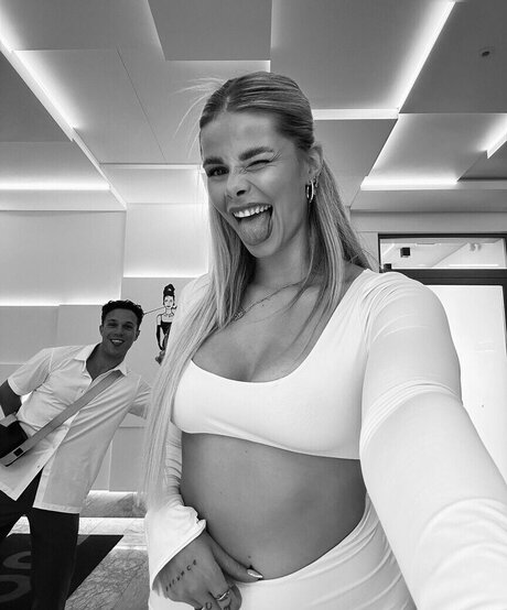 Larissa Neumann estrella del arte foto