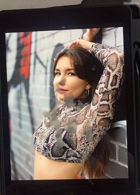 Cum Tributes estrella caliente archivo