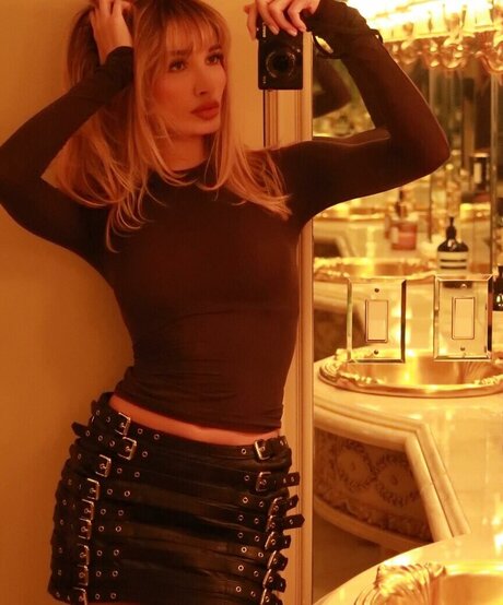 Pia Mia Perez arte modelo archivo