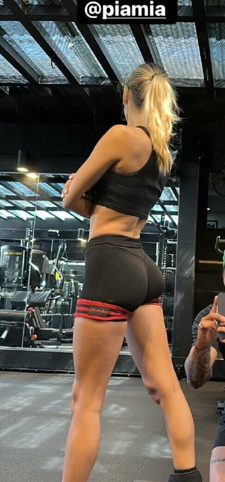 Pia Mia Perez modèle joli collection