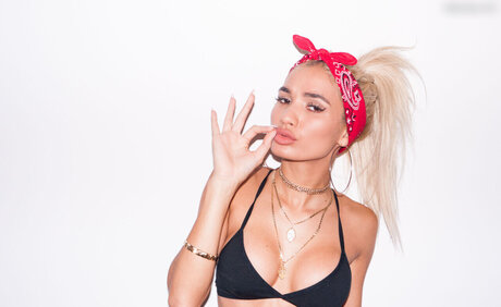 Pia Mia Perez star du porno de haute qualité images