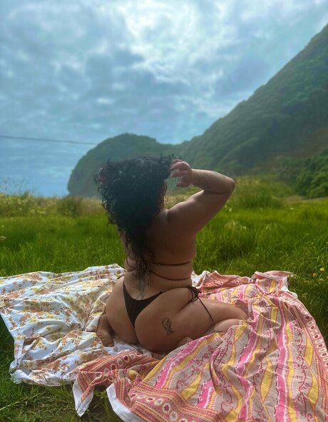 Island Badee star hot pic
