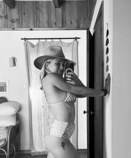 Emily Osment star adult pictures
