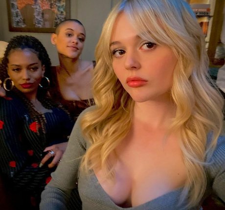 Emily Alyn Lind modèle chaud des photos
