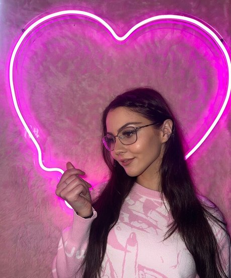 Aliythia star érotique photos