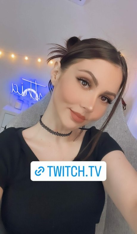 Aliythia actriz atractiva foto