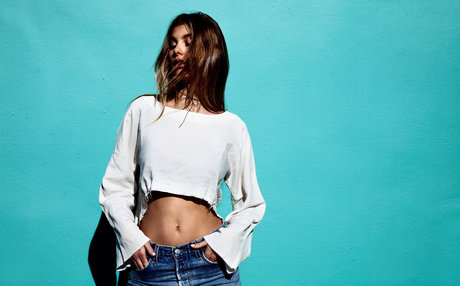 Camila Morrone estrella porno desnuda foto