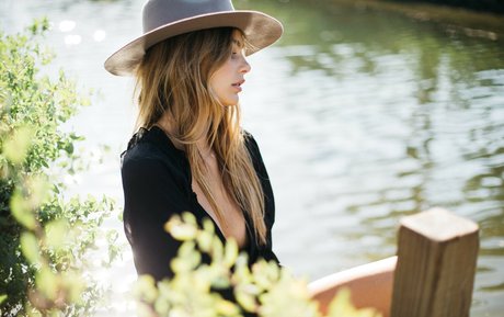 Camila Morrone actriz libre imágenes