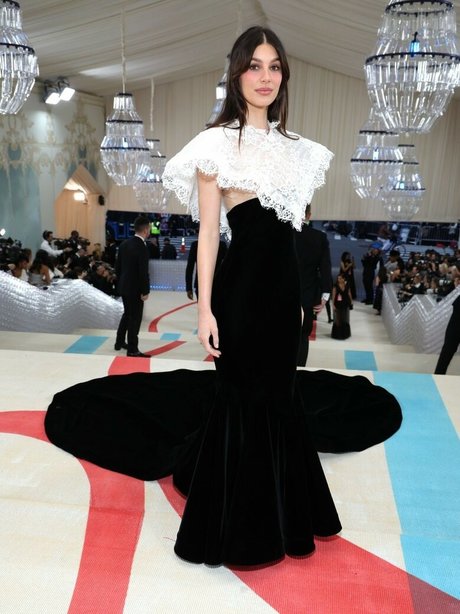 Camila Morrone estrella porno agradable foto