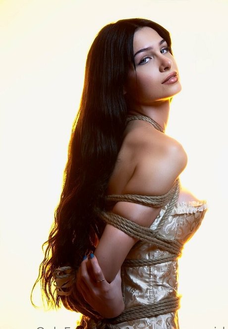 Linaroeschr hermosa modelo galerías