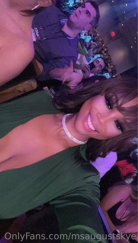 msaugustskye bonita estrella foto