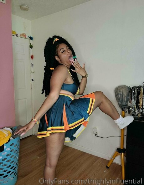 Thighlyinfluential modelo hd imágenes