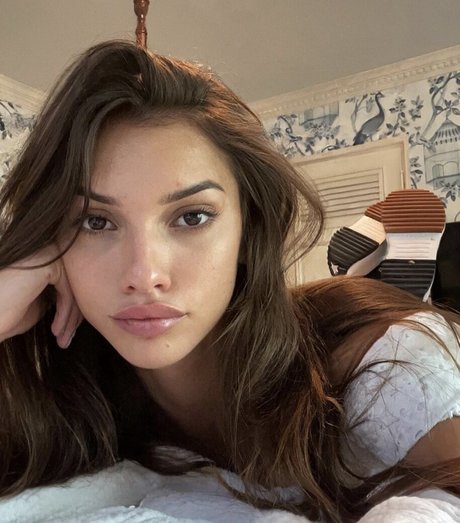 Chanel Margaux modelo sexy galerías