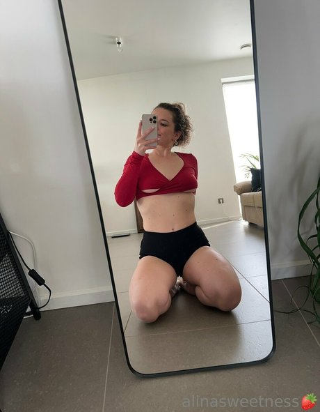 linaliciouss erotic actress images