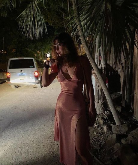 caterpillareyebrow modelo desnuda imagen