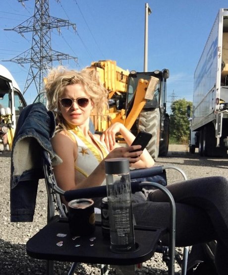 Erin Moriarty estrella porno foto