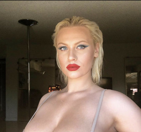 BabyyLiv star du porno parfaite des photos