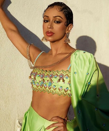 Liza Koshy modelo de alta calidad imágenes