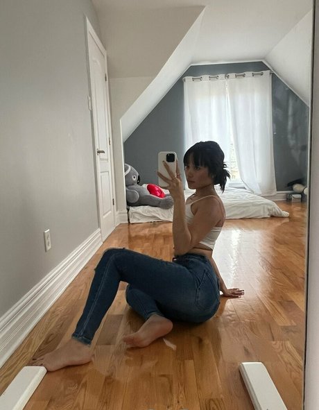 Sia ASMR model sexy photo
