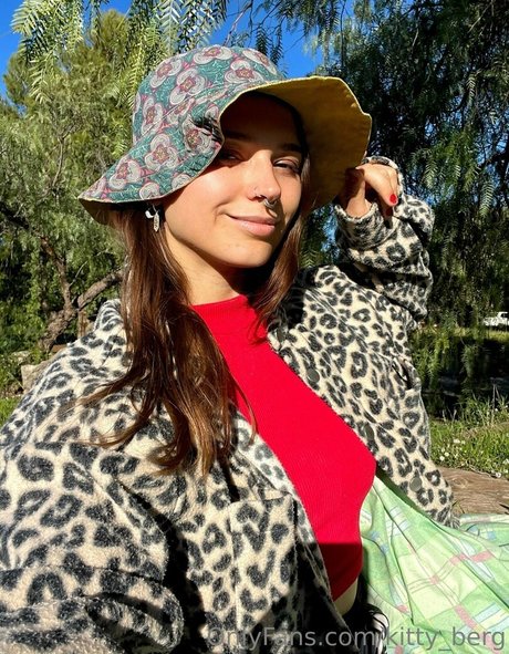 Kitty Berg modèle magnifique galeries