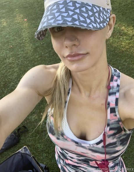 Cassie Bender hermosa estrella imagen