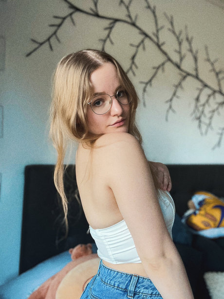 Lina Klein model hot image