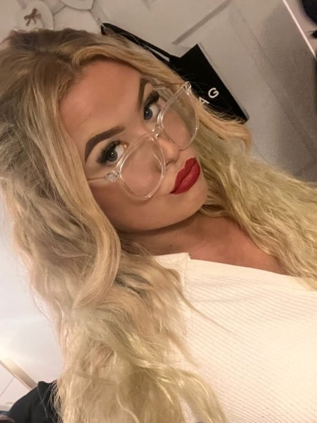 Lily Hyde hot actress pic
