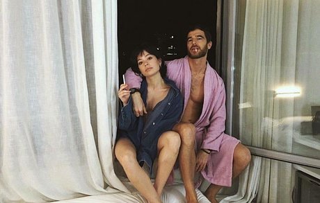 Anna Castillo modelo superior fotos