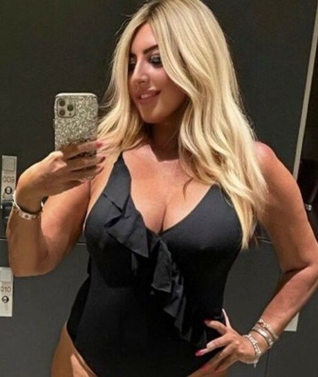 Flaviana Basta nus star du porno collection